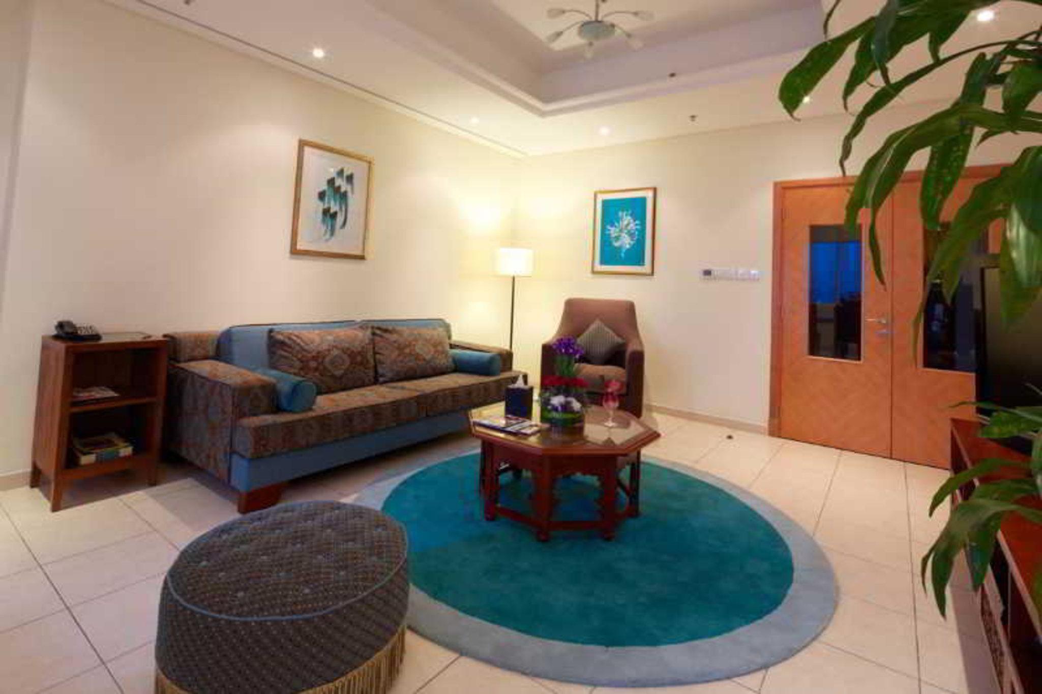 Tamani Marina Hotel & Apartments Dubaï Extérieur photo A living room in a suite at the Grand Hotel