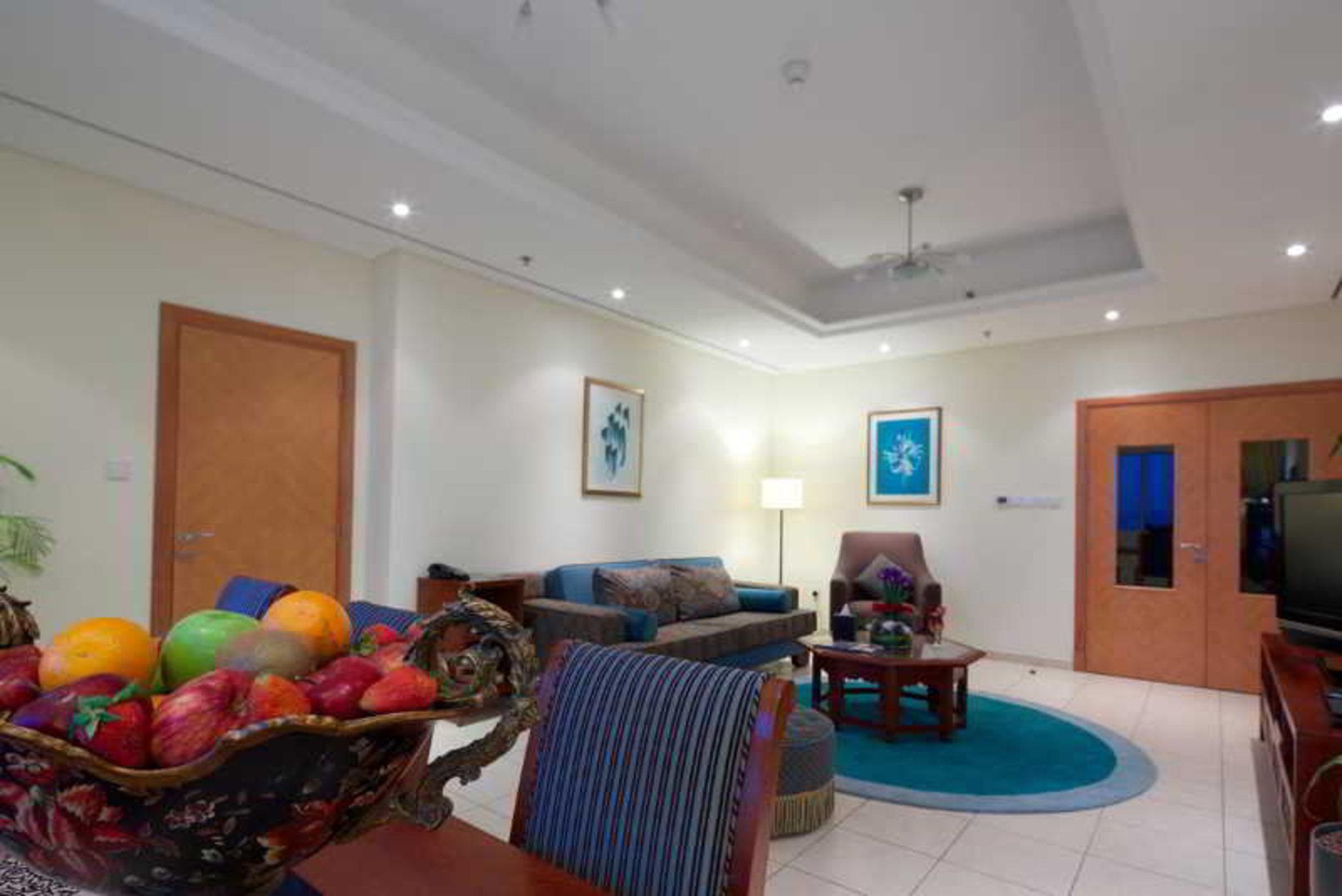 Tamani Marina Hotel & Apartments Dubaï Extérieur photo A living room in a suite at the hotel