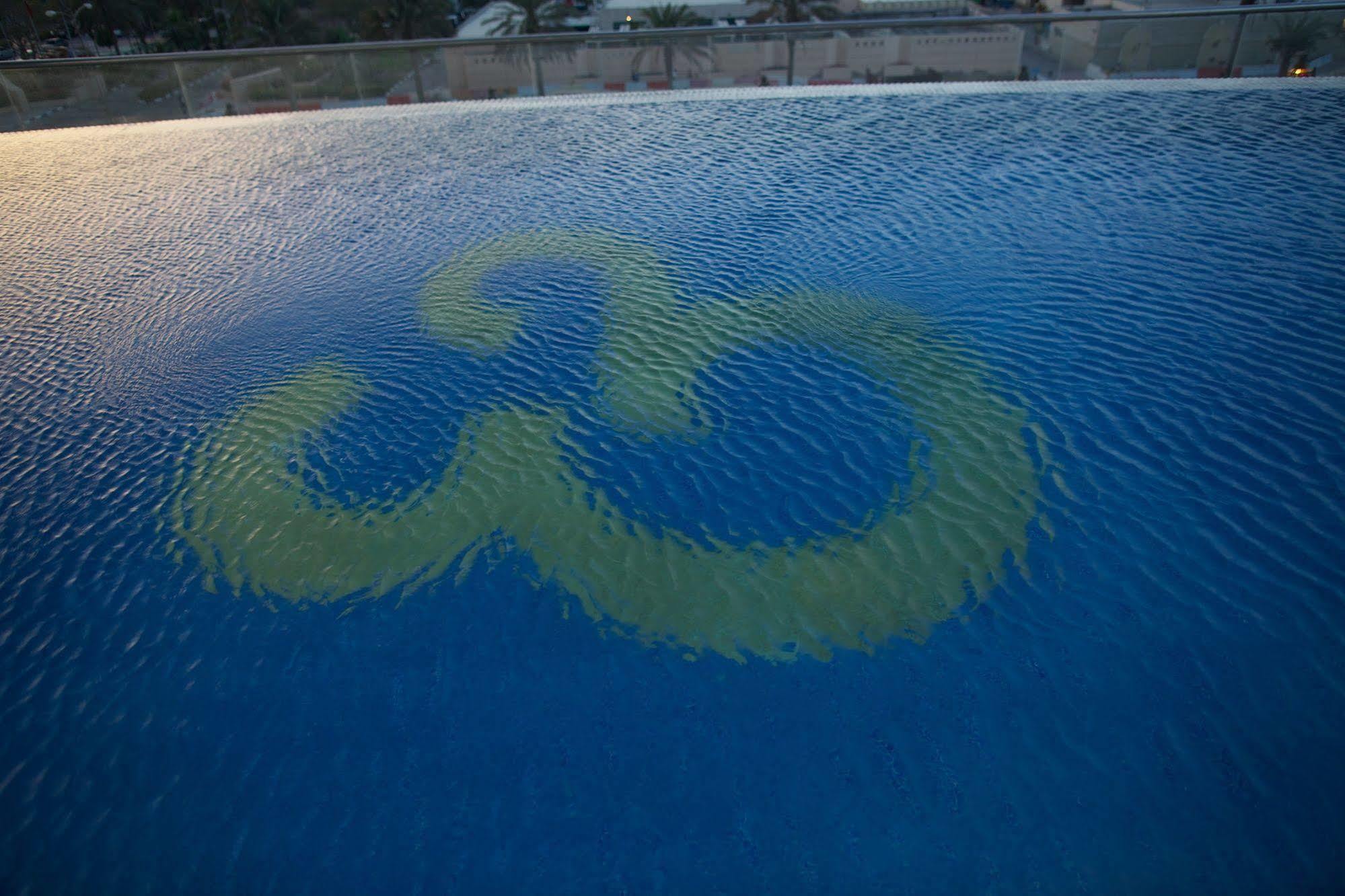 Tamani Marina Hotel & Apartments Dubaï Extérieur photo The "W" on the roof of the stadium